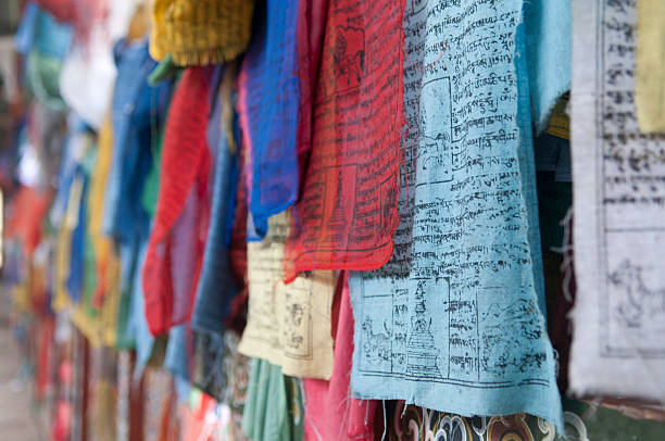 colorido oración flags-serie bután - many colored prayer flags fotografías e imágenes de stock