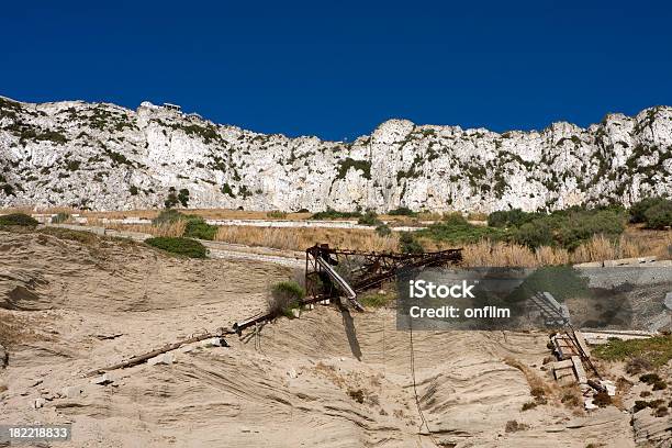 Wracks Am Fuße Der Berge Stockfoto und mehr Bilder von Alt - Alt, Aufnahme von unten, Berg