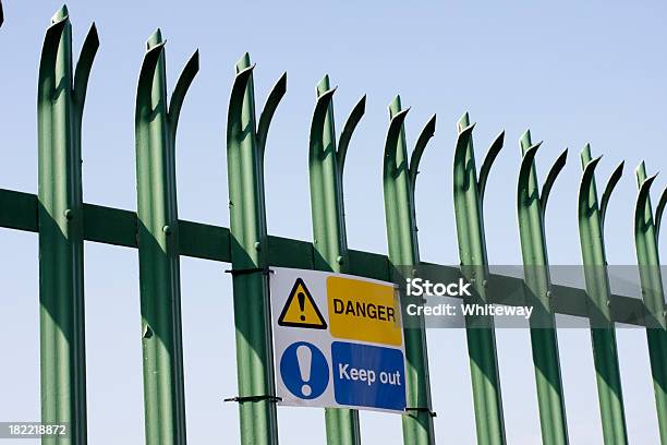 Tall Munito Di Barre Di Metallo E Protegge Le Indicazioni Di Pericolo - Fotografie stock e altre immagini di Affari