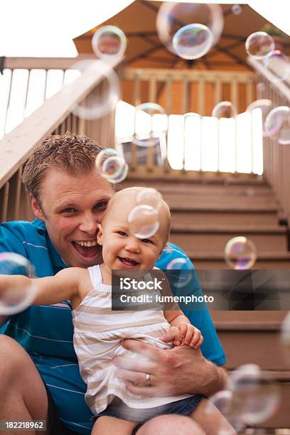 Padre Tiene La Sua Bambina Ridendo E Giocando - Fotografie stock e altre immagini di 12-17 mesi - 12-17 mesi, Accudire, Affettuoso