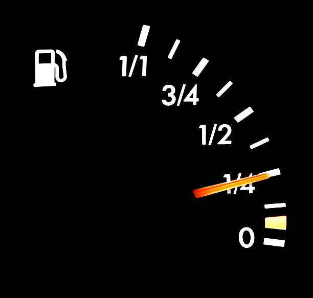 indicador de combustível num carro cabine de piloto de avião - half tank imagens e fotografias de stock