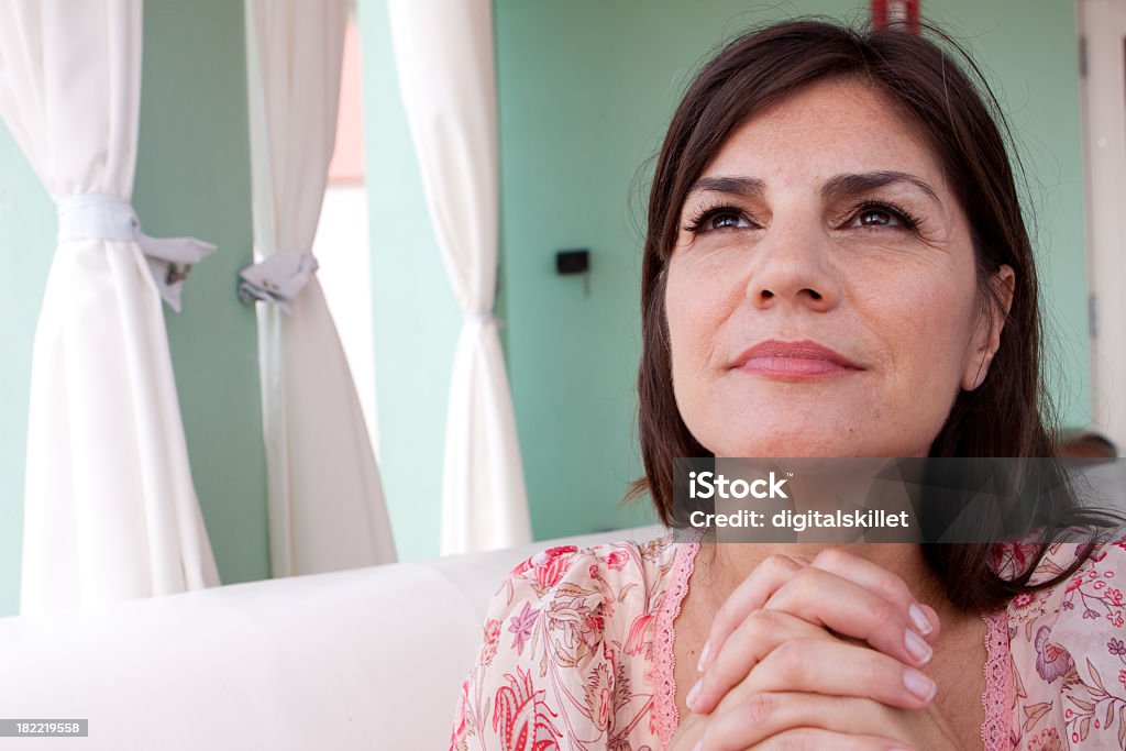 Mujer orando - Foto de stock de Cultura del Oriente Medio libre de derechos