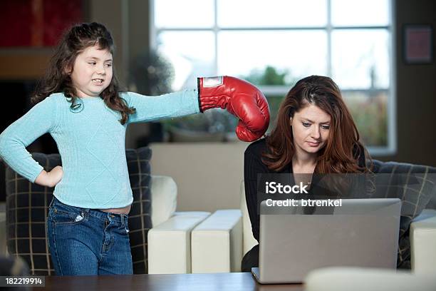 Atenção Por - Fotografias de stock e mais imagens de 20-24 Anos - 20-24 Anos, 6-7 Anos, Adulto