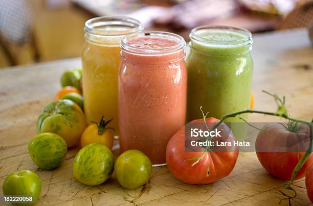 Sumo De Tomate De Tomate Heirloom - Fotografias de stock e mais imagens de Alimentação Saudável - Alimentação Saudável, Balcão de Cozinha, Colorido