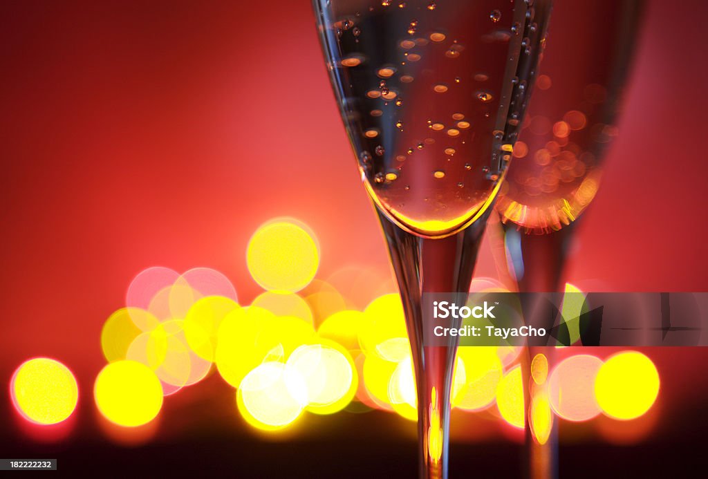 Deux verres de champagne et lumières Sans mise au point - Photo de Alcool libre de droits