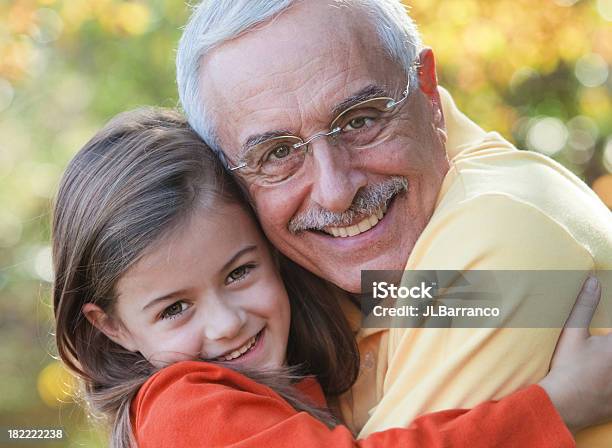 Nonno E Nipote Femmina - Fotografie stock e altre immagini di 6-7 anni - 6-7 anni, 70-79 anni, Abbracciare una persona