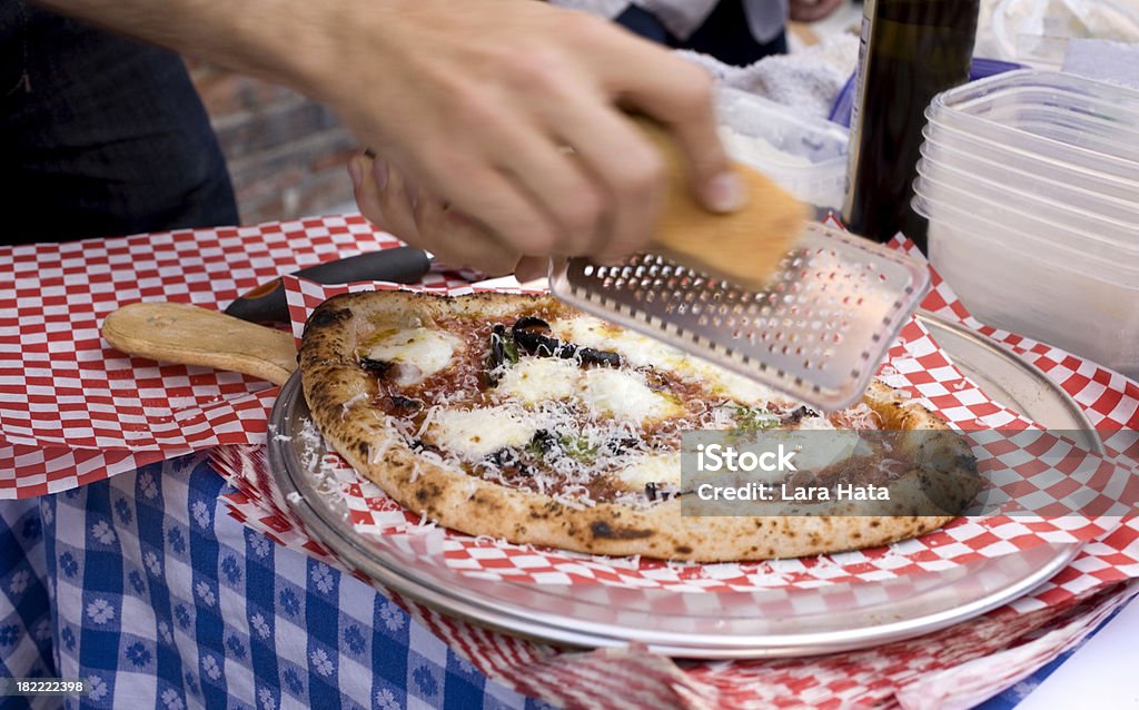 Pizza artesanal feito à mão - Foto de stock de Queijo royalty-free
