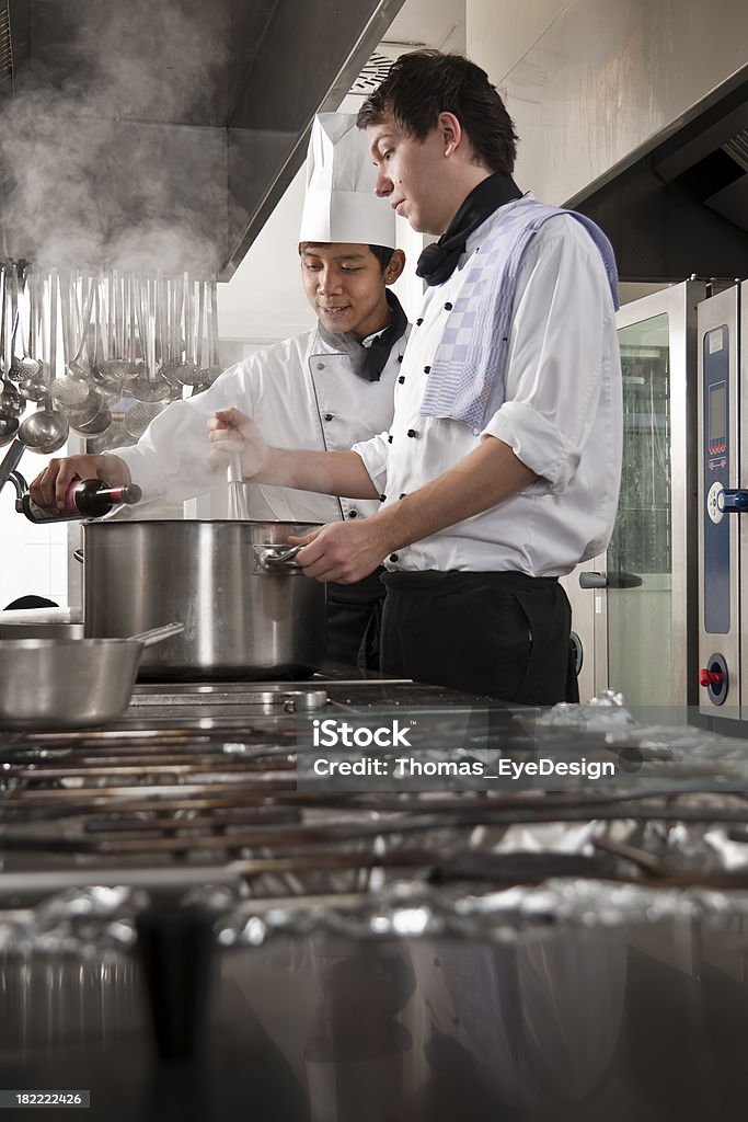 Chef e Apprendista - Foto stock royalty-free di Cucinare