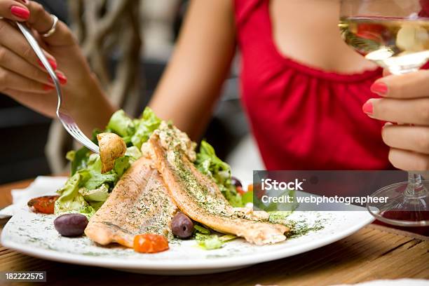 Ensalada De Salmón Foto de stock y más banco de imágenes de Comer - Comer, Pez, Mujeres