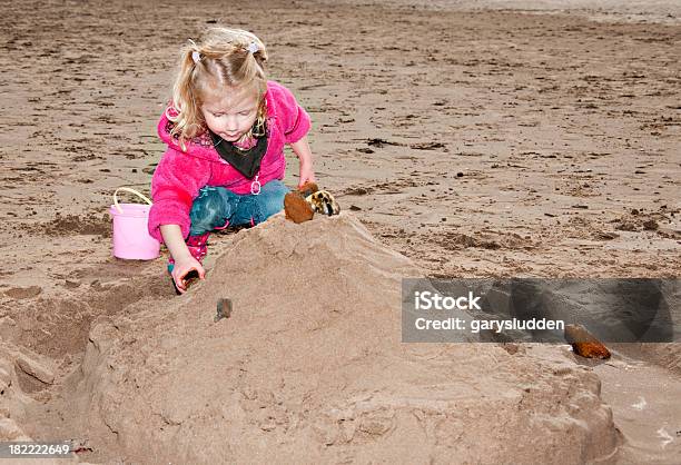ビーチで遊ぶ少女 - 1人のストックフォトや画像を多数ご用意 - 1人, 2歳から3歳, まぶしい