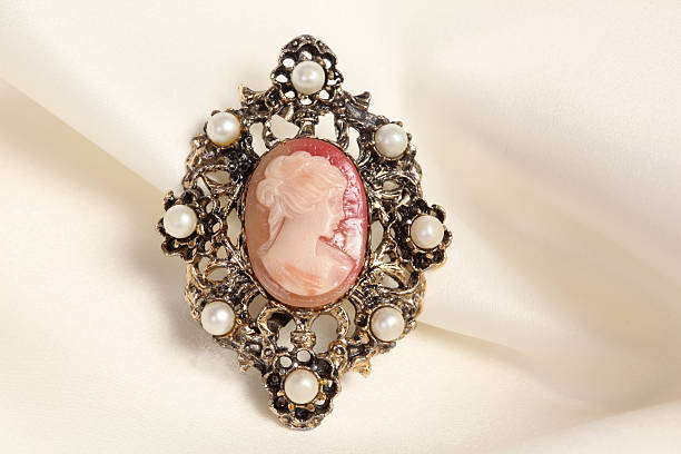 broche sur fond en satin - antique brooch jewelry cameo photos et images de collection