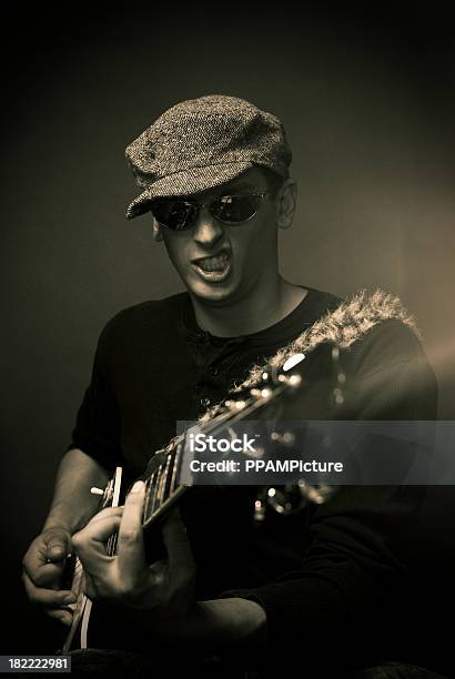 Rock Guitarrista Foto de stock y más banco de imágenes de Color negro - Color negro, De ascendencia europea, Guitarra
