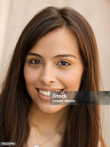 Sorridente Mulher Jovem Hispânico - Fotografias de stock e mais imagens de Beleza - Beleza, Beleza natural, Dente Humano