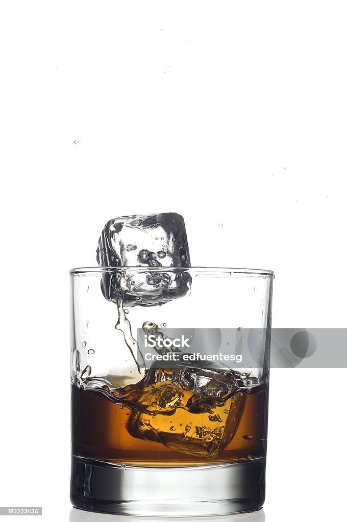 Whiskey splash - Zbiór zdjęć royalty-free (Kostka lodu)
