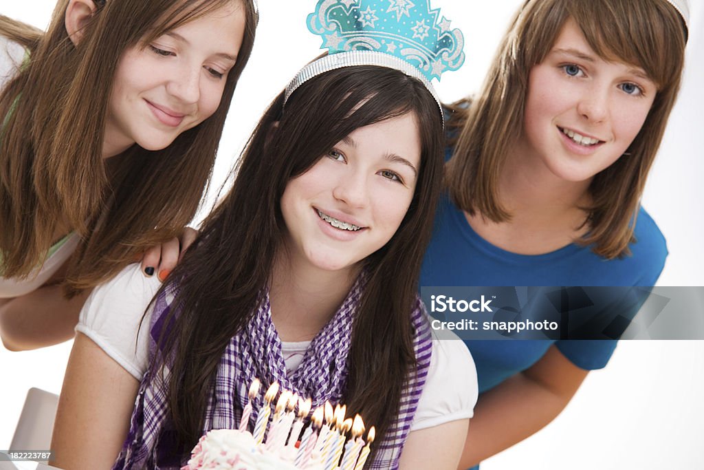 Teen ragazza con torta di compleanno - Foto stock royalty-free di Abbigliamento casual
