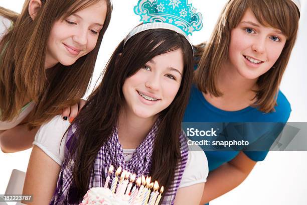 Nastoletnich Dziewczyn Z Tort Urodzinowy - zdjęcia stockowe i więcej obrazów Aparat ortodontyczny - Aparat ortodontyczny, Białe tło, Ciasto