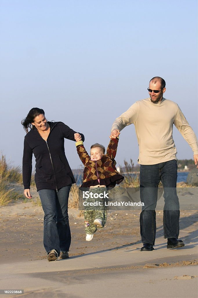 Famille marchant sur la plage - Photo de 2-3 ans libre de droits