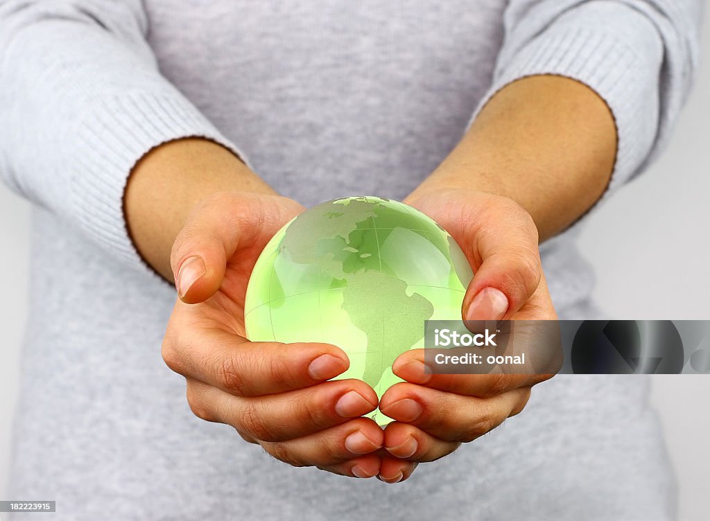 Sosteniendo un globo - Foto de stock de Esfera libre de derechos