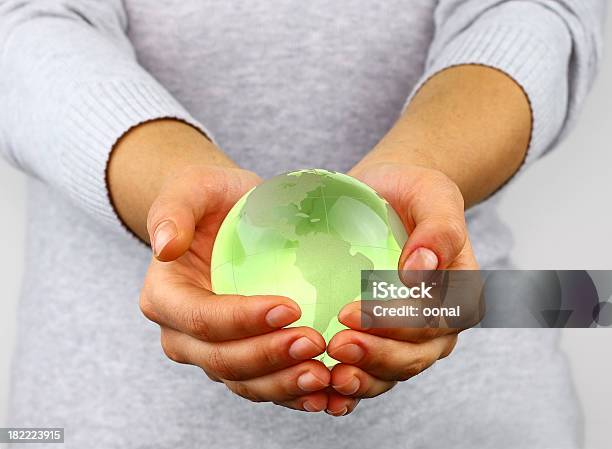 Sosteniendo Un Globo Foto de stock y más banco de imágenes de Esfera - Esfera, Mano humana, Desarrollo