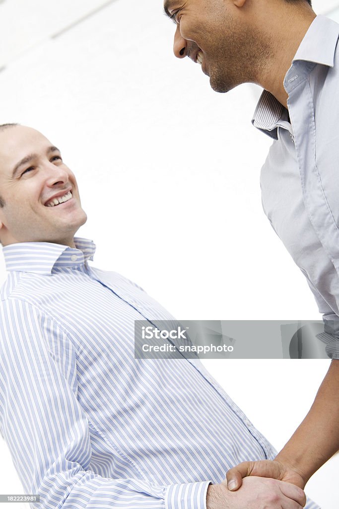 Zwei Geschäftsleute beim Händeschütteln - Lizenzfrei 25-29 Jahre Stock-Foto
