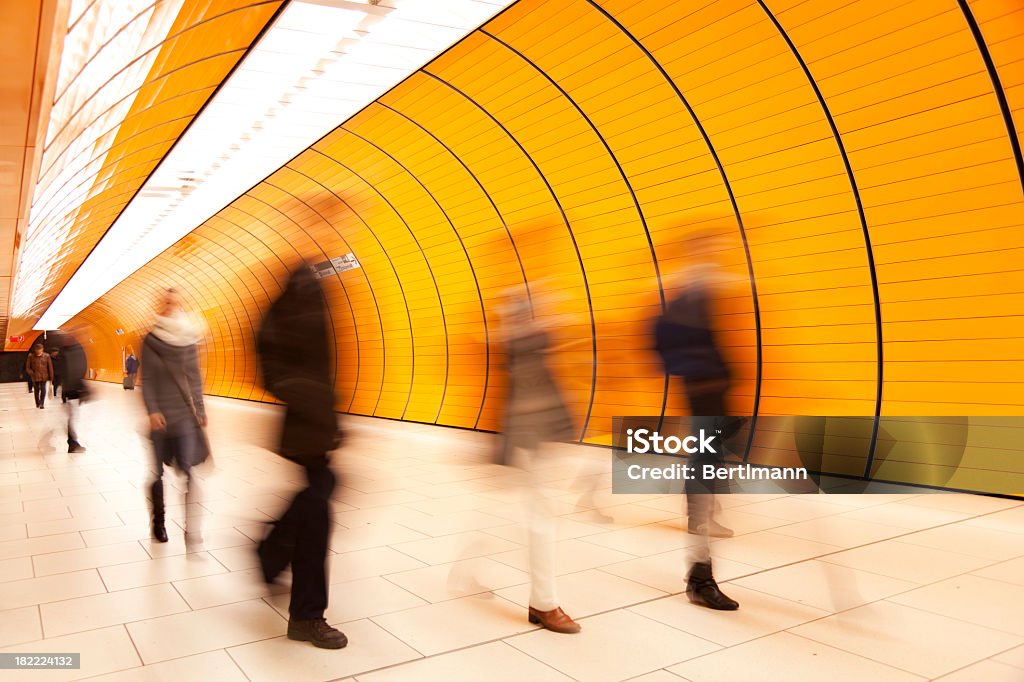 Gente en movimiento borroso - Foto de stock de Túnel de tren libre de derechos