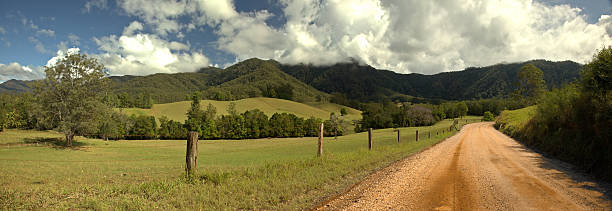 rote erde country road panorama, promised land, bellingen australien - australian culture scenics australia panoramic stock-fotos und bilder