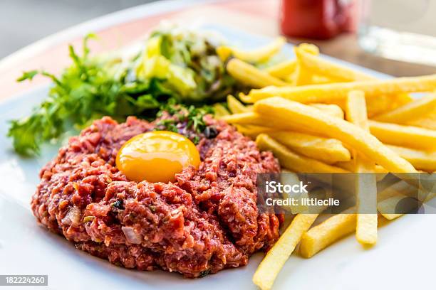 Photo libre de droit de Savoureux Steak Tartare banque d'images et plus d'images libres de droit de Aliment - Aliment, Aliment cru, Aliments et boissons