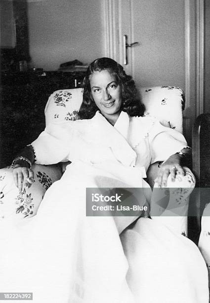 1940 年に微笑む女性 - 1940年のストックフォトや画像を多数ご用意 - 1940年, 女性, 寝室