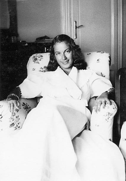 istock Smiling woman in 1940 182224392