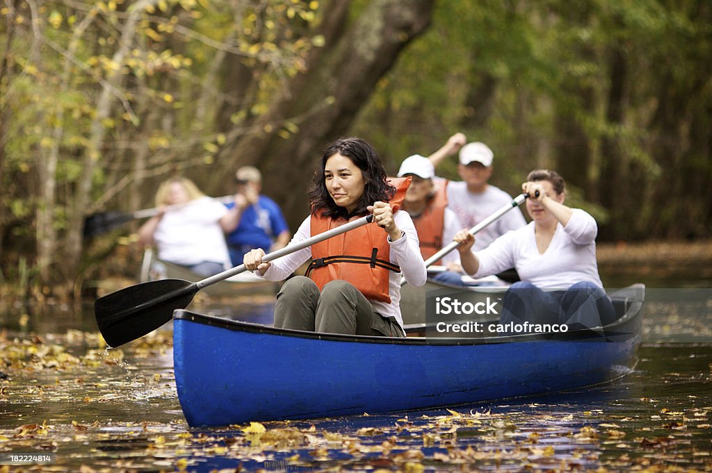 Persone andare in canoa - Foto stock royalty-free di Acqua