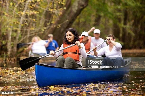 Persone Andare In Canoa - Fotografie stock e altre immagini di Acqua - Acqua, Adulto, Ambientazione esterna