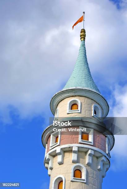 Foto de Tower e mais fotos de stock de Alto - Descrição Geral - Alto - Descrição Geral, Azul, Bandeira