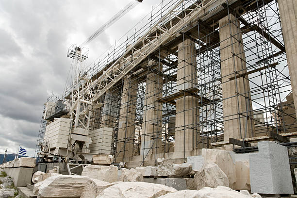 парфенон восстановление - scaffolding ancient construction site athens greece стоковые фото и изображения