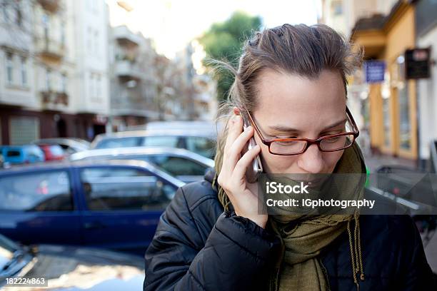 Mädchen Auf Handy Stockfoto und mehr Bilder von 20-24 Jahre - 20-24 Jahre, 25-29 Jahre, Am Telefon