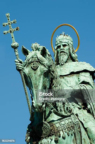 Statue Of King St Stephen Na Jazdę Budapeszt Węgry - zdjęcia stockowe i więcej obrazów Król - Członek rodziny królewskiej