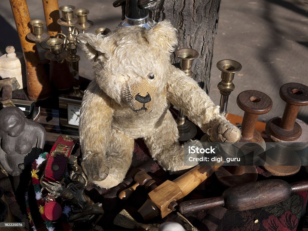 O urso de pelúcia na venda de garagem - Foto de stock de Brechó de garagem royalty-free