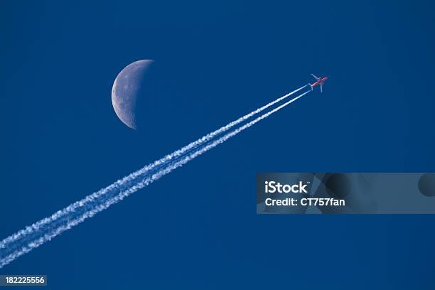 Foto de Voe Alto e mais fotos de stock de Lua - Lua, Avião, Dia