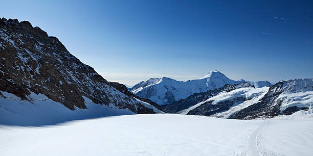 picos montañosos iluminado por la luz de la luna de jungfraujoch en suiza - grindelwald european alps blue sky fotografías e imágenes de stock