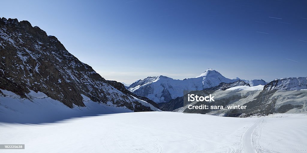 Pics montagneux éclairée par le clair de lune à Jungfraujoch en Suisse - Photo de Le Monch libre de droits