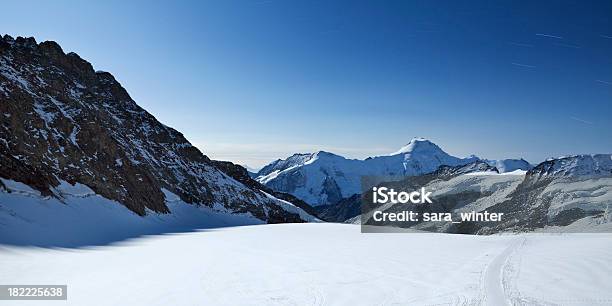 Photo libre de droit de Pics Montagneux Éclairée Par Le Clair De Lune À Jungfraujoch En Suisse banque d'images et plus d'images libres de droit de Le Monch