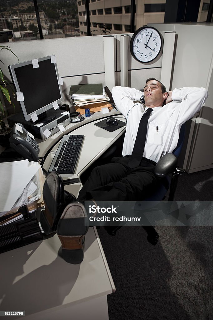 Young businesman despierto en el trabajo - Foto de stock de Acostado libre de derechos