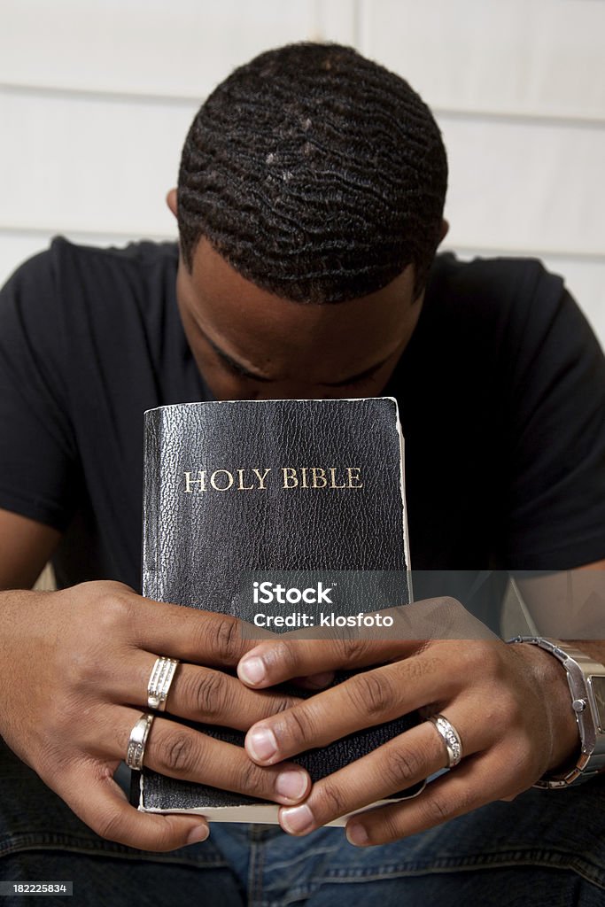 Homme prier avec la Bible - Photo de Afro-américain libre de droits