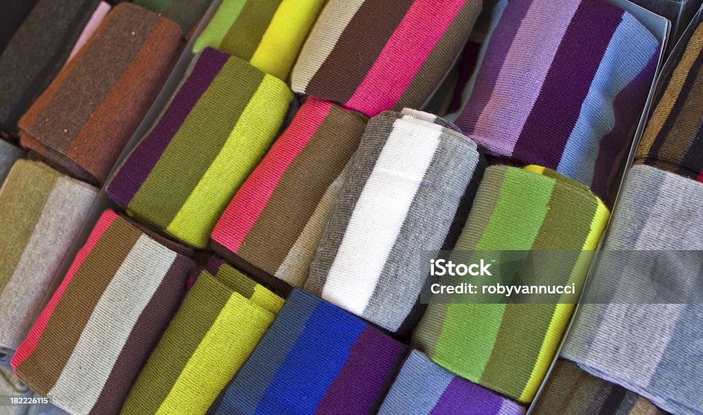 Calzini a righe colorate in un mercato affollato a Birmingham presso la - Foto stock royalty-free di Abbigliamento