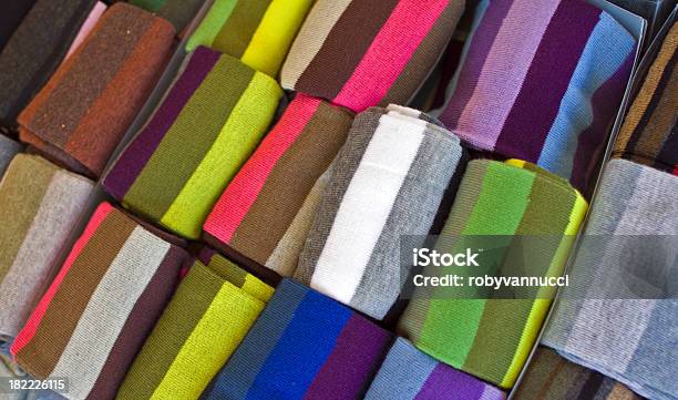 Calzini A Righe Colorate In Un Mercato Affollato A Birmingham Presso La - Fotografie stock e altre immagini di Abbigliamento