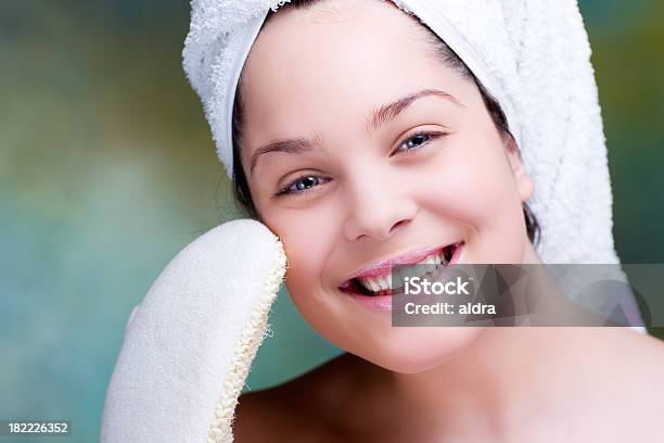 Chica Spa Foto de stock y más banco de imágenes de Cara humana - Cara humana, Esponja de baño, Guante