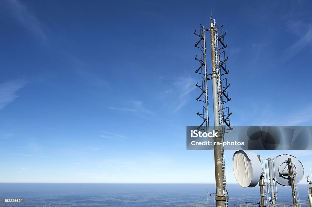 Telecomunicações antennas - Foto de stock de Antena - Equipamento de telecomunicações royalty-free