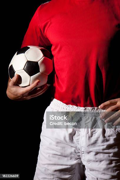 Jugador De Fútbol De Retención De Bola Foto de stock y más banco de imágenes de Adulto - Adulto, Agarrar, Blanco - Color