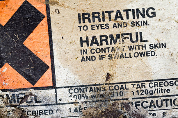 danger avertissement label. - toxic substance photos et images de collection