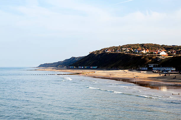 갬 오후 크로머 플라주 - beach hut beach cromer hut 뉴스 사진 이미지