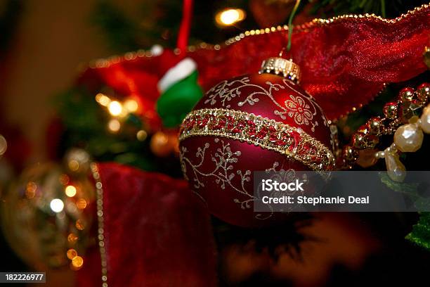 Bola De Árvore De Natal Vermelho - Fotografias de stock e mais imagens de Bola de Árvore de Natal - Bola de Árvore de Natal, Comemoração - Conceito, Comemoração - Evento